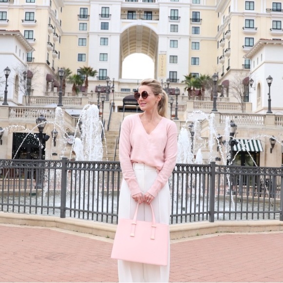 Aqua Sweaters - 💕HOST PICK💕  AQUA CASHMERE V-NECK SWEATER